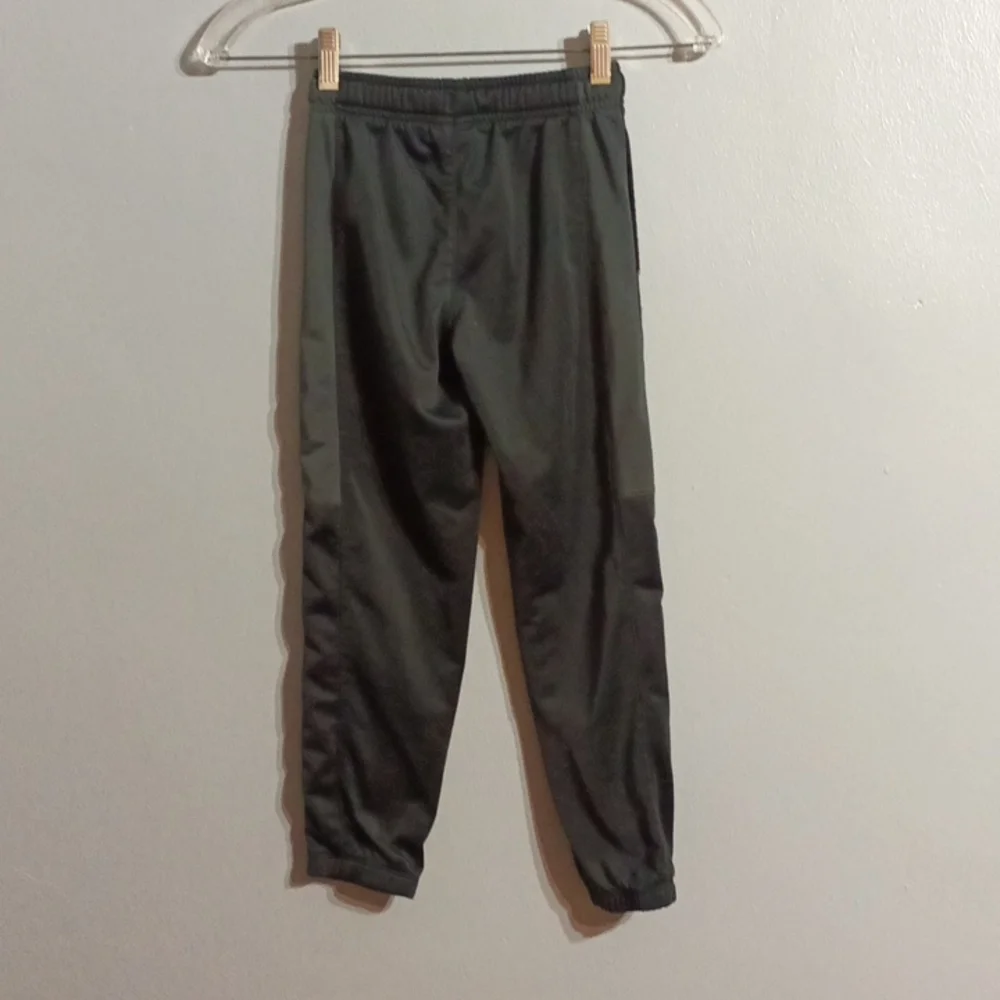 Nike boys black and gray joggers in a size large 6-7years